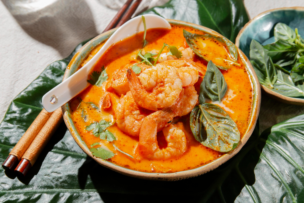 Cervene Curry (kokosového mléka, kari pasty, část kokosového, část kokosového mléka) Cervene Curry